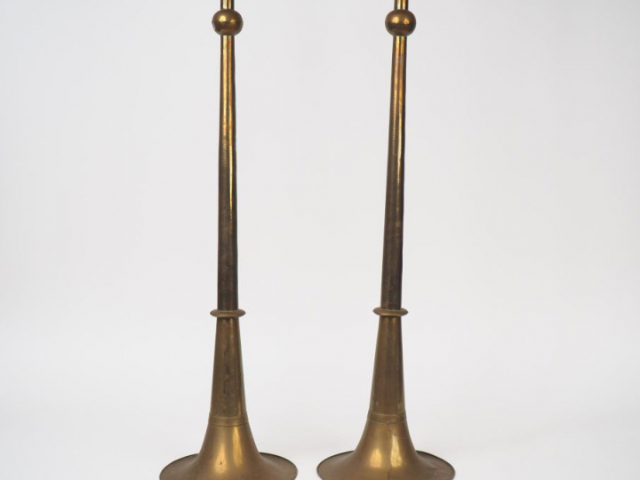Deux grandes et longues trompettes en cuivre. (soudures) H. 164 cm et 