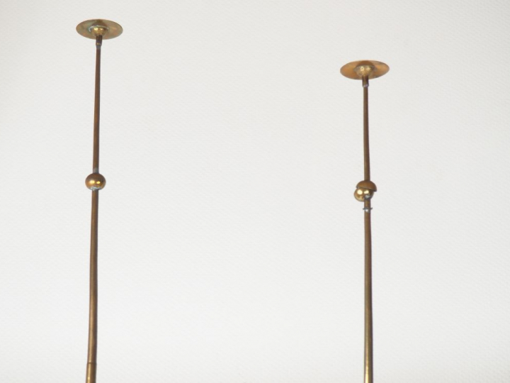 Deux grandes et longues trompettes en cuivre. (soudures) H. 164 cm et 