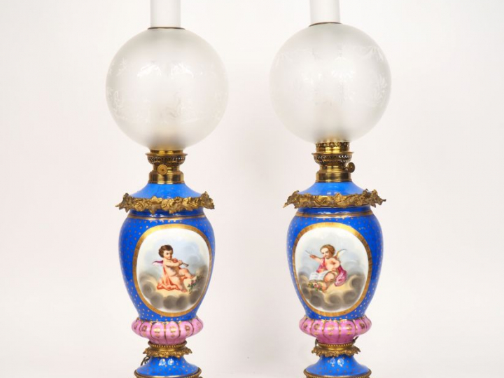 Paire de lampes à pétrole Napoléon III en porcelaine polychrome à déco