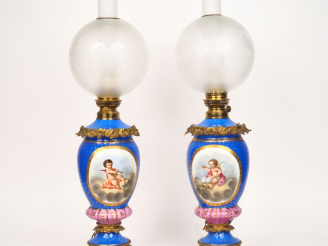 Vente aux enchères Paire de lampes à pétrole Napoléon III en porcelaine polychrome à déco