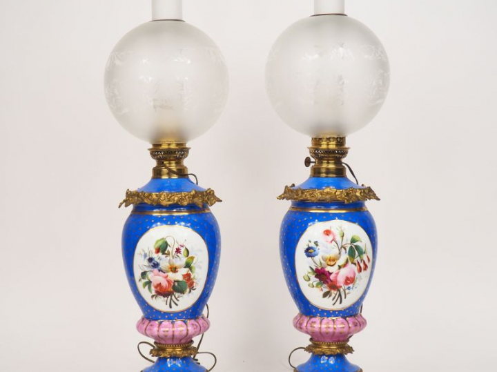 Paire de lampes à pétrole Napoléon III en porcelaine polychrome à déco