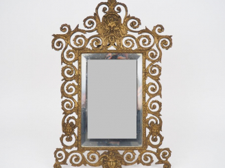 Vente aux enchères Grand miroir de toilette de style Louis XIV en bronze à décor de 4 mas