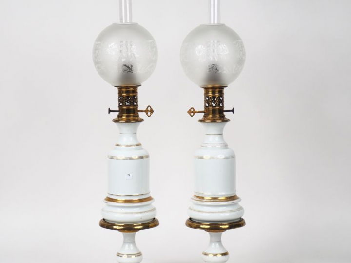Paire de lampes à pétrole Napoléon III en porcelaine blanche, à décor 