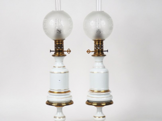 Vente aux enchères Paire de lampes à pétrole Napoléon III en porcelaine blanche, à décor 