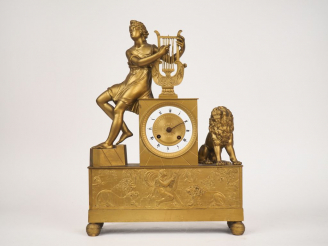 Vente aux enchères Pendule Restauration en bronze repatiné et doré, à décor d'Apollon et 