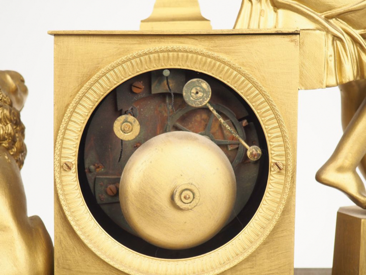 Pendule Restauration en bronze repatiné et doré, à décor d'Apollon et 