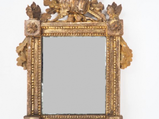 Vente aux enchères Miroir de style Louis XVI en bois sculpté et doré, fronton ajouré à dé