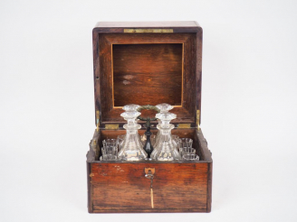 Vente aux enchères Cave à liqueur Restauration en palissandre et cristal (complète) : 4 f