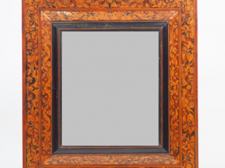 Vente aux enchères Glace languedocienne XVIIème en marqueterie, à décor de feuillage et d