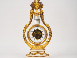 Vente aux enchères Pendule lyre Louis XVI en bronze ciselé, doré et marbre blanc, à décor