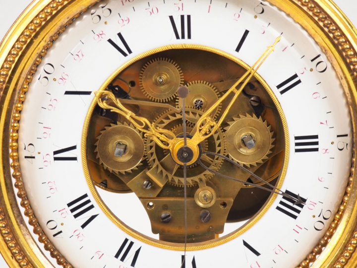 Pendule lyre Louis XVI en bronze ciselé, doré et marbre blanc, à décor