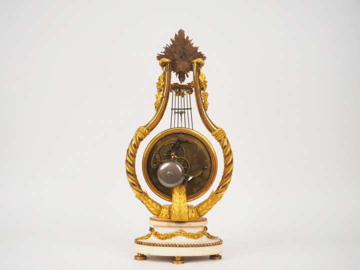 Pendule lyre Louis XVI en bronze ciselé, doré et marbre blanc, à décor