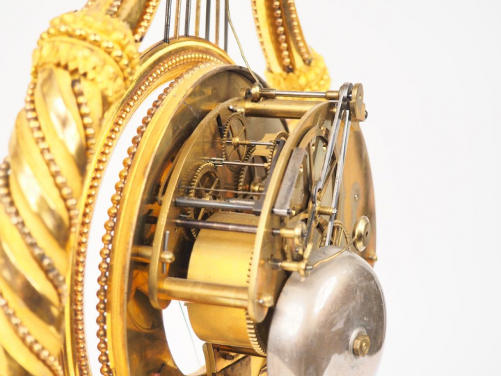 Pendule lyre Louis XVI en bronze ciselé, doré et marbre blanc, à décor