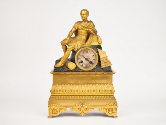 Vente aux enchères Pendule Restauration en bronze patiné et doré, à décor d'un Empereur r