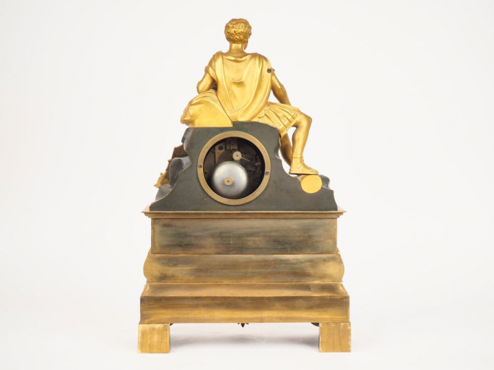 Pendule Restauration en bronze patiné et doré, à décor d'un Empereur r