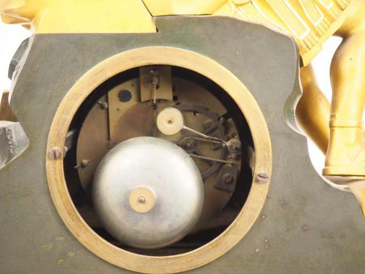 Pendule Restauration en bronze patiné et doré, à décor d'un Empereur r