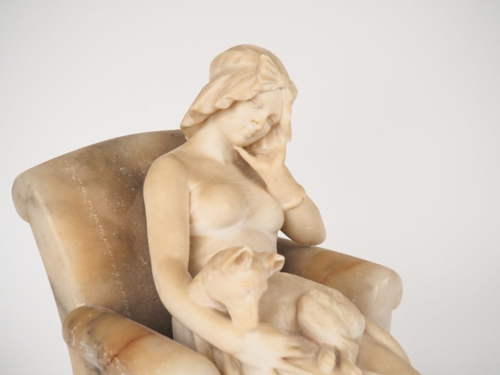 G. GAMBOGI. Groupe en albâtre "jeune fille au chien". Signé. Dim. 31,5