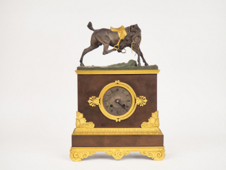 Vente aux enchères Pendule Restauration en bronze polychrome vert brun et doré, à décor d