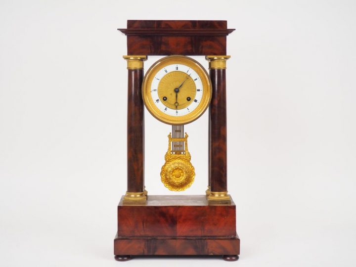 Pendule portique Empire en acajou et bronze doré, (petits accidents à 