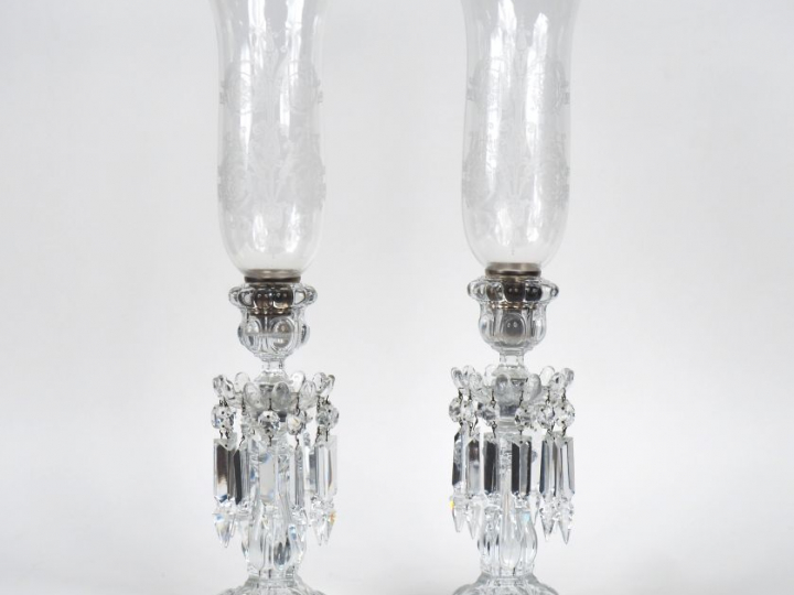 BACCARAT.  Paire de photophores à pendeloques en cristal moulé et grav