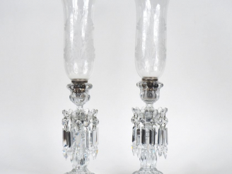 Vente aux enchères BACCARAT.  Paire de photophores à pendeloques en cristal moulé et grav