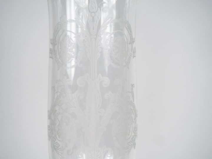 BACCARAT.  Paire de photophores à pendeloques en cristal moulé et grav