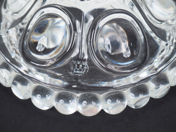 BACCARAT.  Paire de photophores à pendeloques en cristal moulé et grav