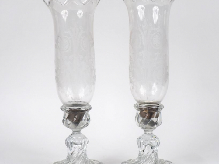 BACCARAT. Paire de photophores en cristal moulé et gravé à décor de ri
