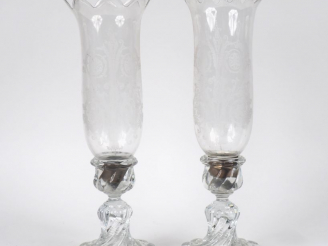 Vente aux enchères BACCARAT. Paire de photophores en cristal moulé et gravé à décor de ri