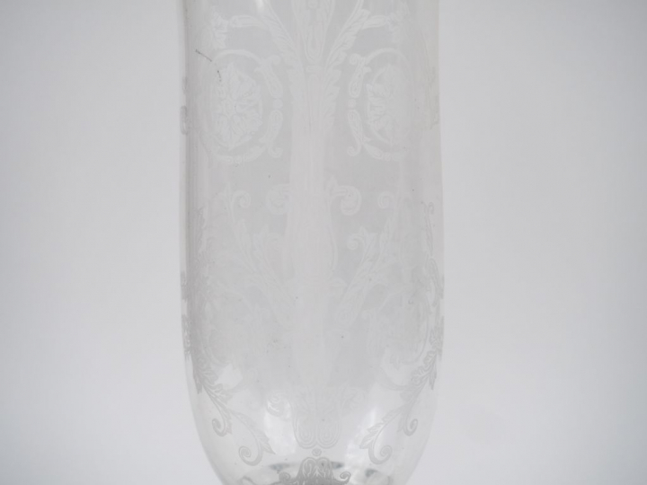 BACCARAT. Paire de photophores en cristal moulé et gravé à décor de ri