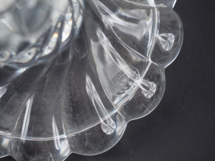 BACCARAT. Paire de photophores en cristal moulé et gravé à décor de ri