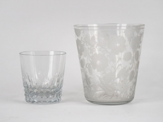 Vente aux enchères BACCARAT.  Vase en cristal gravé à décor de fleurs. Signé. H. 17,5 cm 