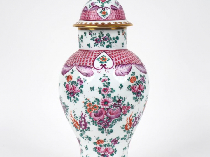 Potiche couverte en porcelaine de Limoges, décor polychrome d'après le