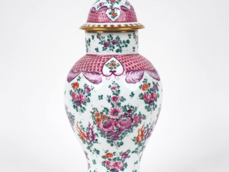 Vente aux enchères Potiche couverte en porcelaine de Limoges, décor polychrome d'après le