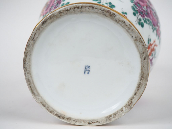 Potiche couverte en porcelaine de Limoges, décor polychrome d'après le