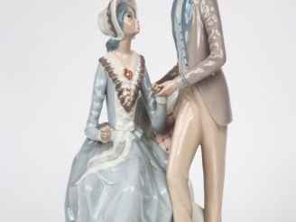 Vente aux enchères Groupe en porcelaine polychrome "scène galante". H. 37 cm