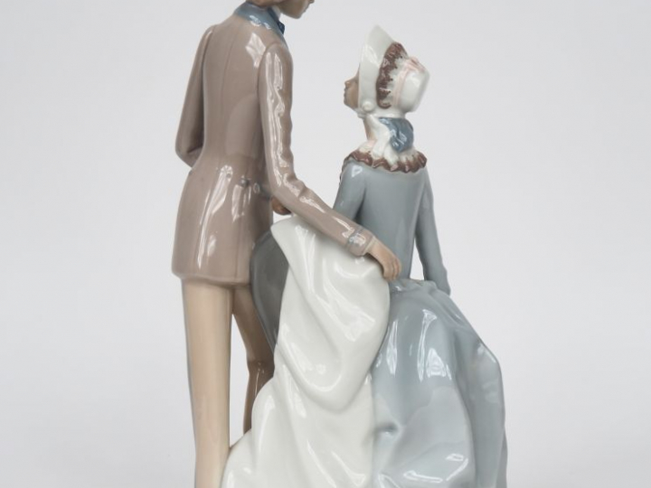 Groupe en porcelaine polychrome "scène galante". H. 37 cm