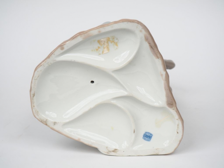 Groupe en porcelaine polychrome "scène galante". H. 37 cm