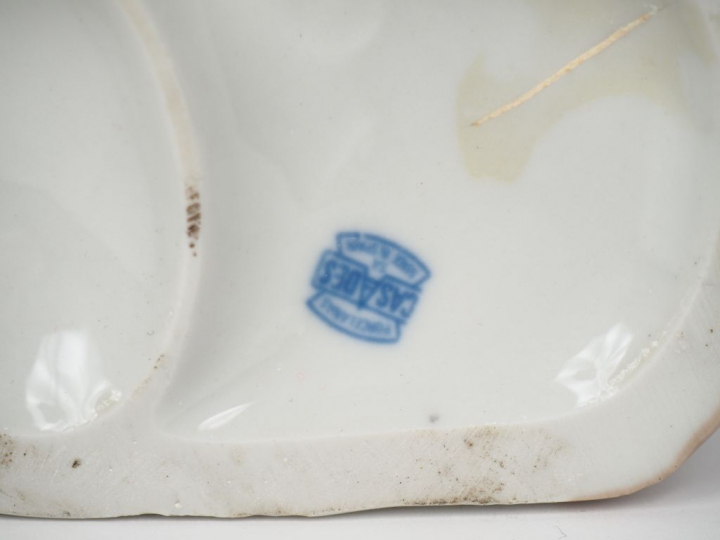 Groupe en porcelaine polychrome "scène galante". H. 37 cm