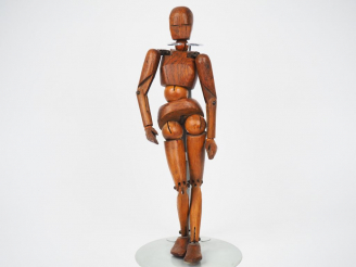 Vente aux enchères Mannequin de peintre en bois naturel articulé. H. 38 cm