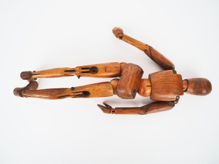 Mannequin de peintre en bois naturel articulé. H. 38 cm