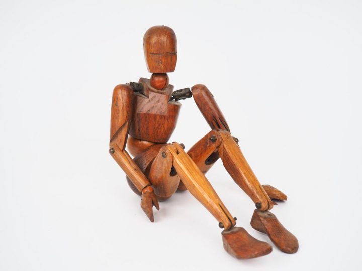 Mannequin de peintre en bois naturel articulé. H. 38 cm