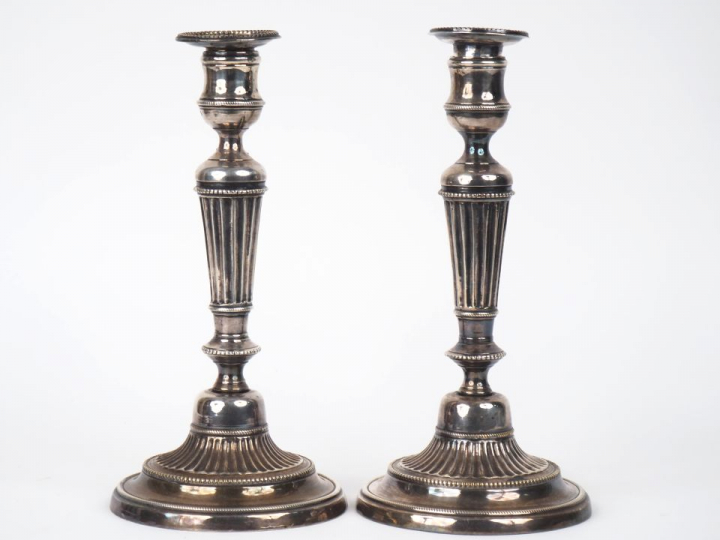 Paire de bougeoirs de style Louis XVI en bronze argenté à décor de can