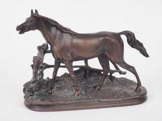 Vente aux enchères Pierre Jules MENE (d'après). "la jument à la barrière"  Bronze à patin