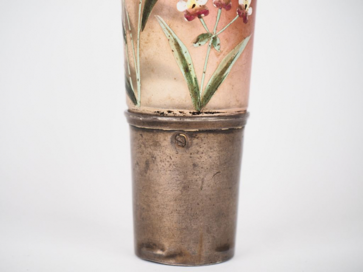 Flacon 1900 en verre émaillé à décor de fleurs polychromes et argent, 