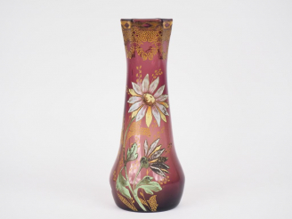 Vente aux enchères Vase Napoléon III en verre mauve à décor émaillé de fleurs polychromes