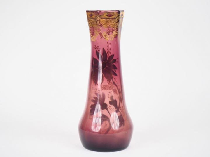 Vase Napoléon III en verre mauve à décor émaillé de fleurs polychromes