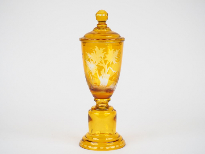 Mazagran couvert en cristal ambré et gravé à décor de motifs cynégétiq