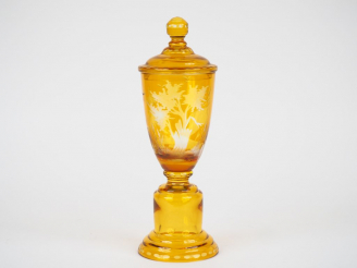 Vente aux enchères Mazagran couvert en cristal ambré et gravé à décor de motifs cynégétiq