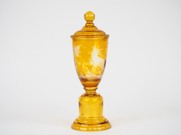 Mazagran couvert en cristal ambré et gravé à décor de motifs cynégétiq